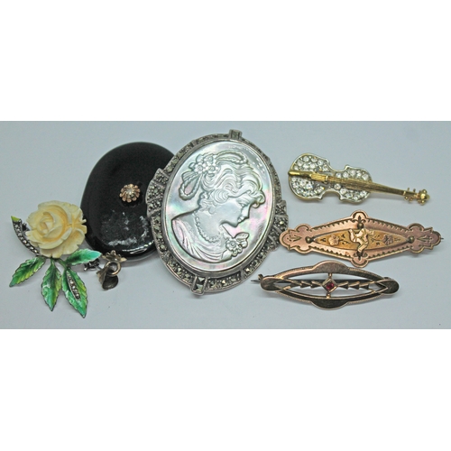 229 - A mixed lot comprising five brooches and a pendant.