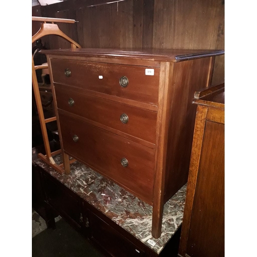 918 - A chest of drawers