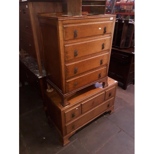 922 - An oak chest of drawers and matching triple mirror dressing table.