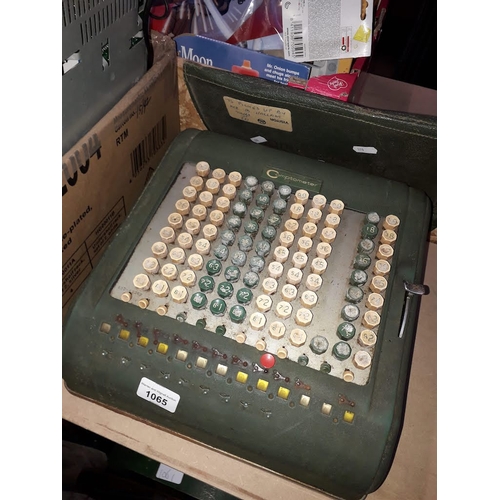 1065 - A vintage Comptometer.