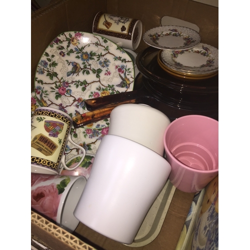 712 - Box of pottery