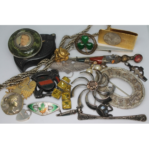 127 - A mixed lot of hallmarked jewellery including hallmarked silver, white and yellow metal etc.