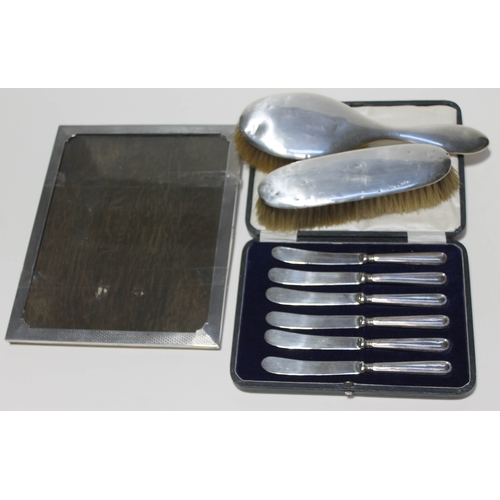 258 - Assorted silver comprising an George V Art Deco style photograph frame, E Mander Ltd, Birmingham 192... 