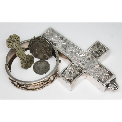 265 - A mixed lot comprising a crucifix marked 925, a hallmarked silver bangle, two white metal brooches a... 