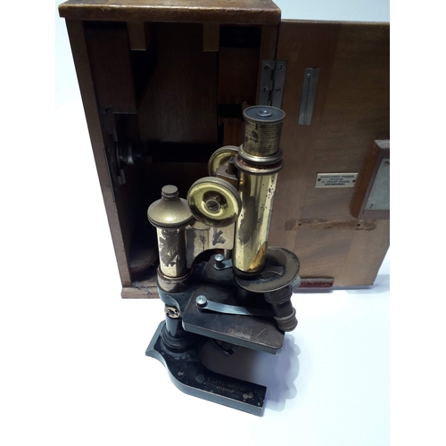 495 - An E. Leitz Wetzlar microscope with wooden case and 4 small containers, serial number 120348.