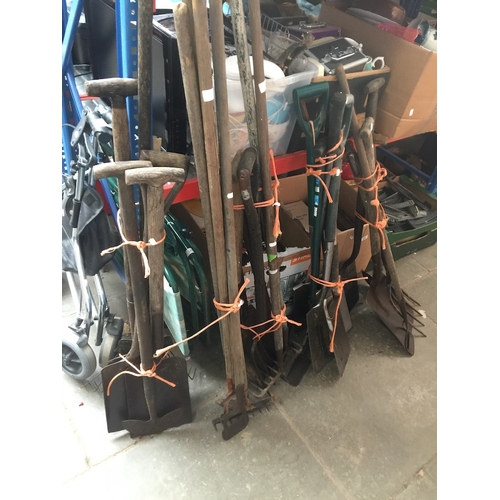 378 - 5 bundles of garden tools.