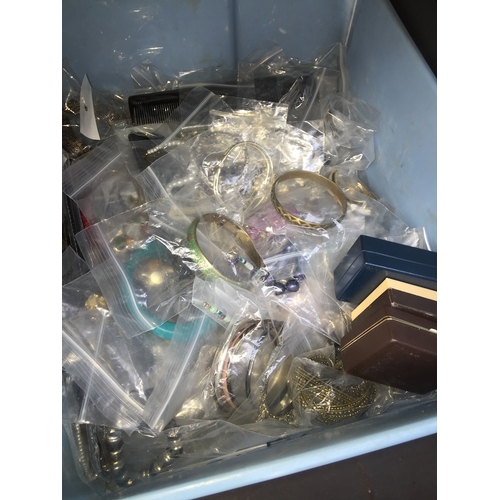 399 - A tub of costume jewellery