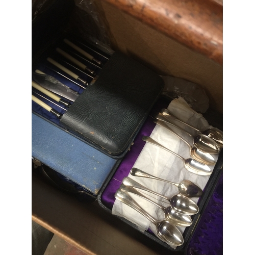 540 - Box of boxed cutlery