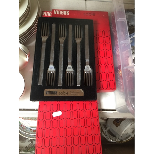 586 - Retro boxed Viners Sable cutlery - forks, knives, dessert spoons