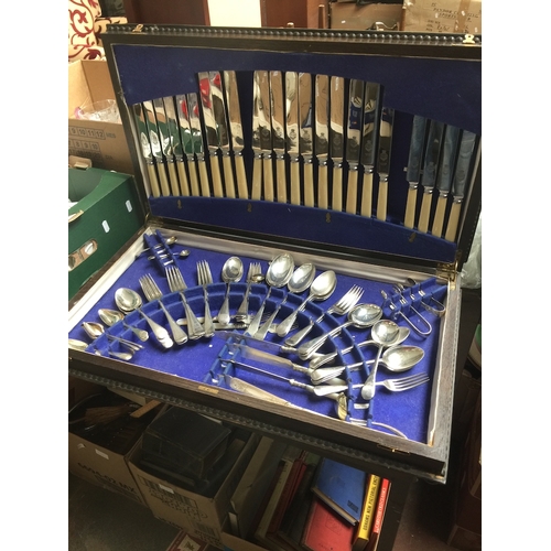 600 - Large canteen of plated cutlery