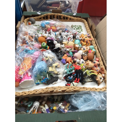 422 - A tray and a box of various collectable toy figures including Lego.