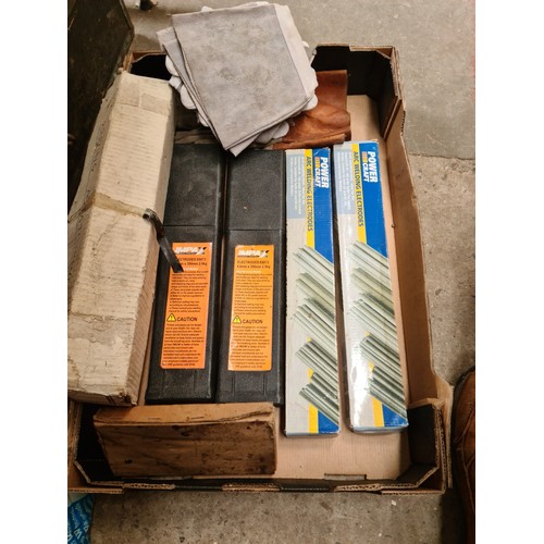 488 - 13 boxes + 4 wooden boxes + 3 metal toolboxes and multidrawer unit of misc tools and related items, ... 