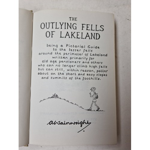 39 - A collection of 17 Alfred Wainwright walking guide books