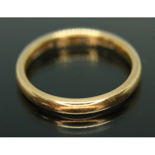 164 - A hallmarked 22ct gold wedding band, weight 3.97g, size M.