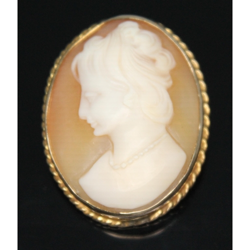 258 - A hallmarked 9ct gold shell cameo brooch, length 32mm, gross weight 7.23g.