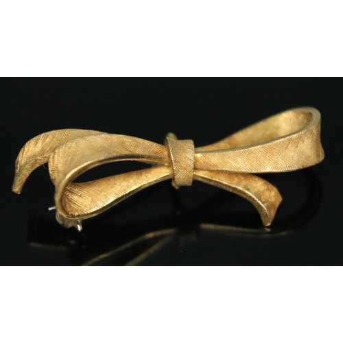 265 - An Italian bow brooch, marked '750 Italy' and '18 .750', length 38mm, weight 5.46g