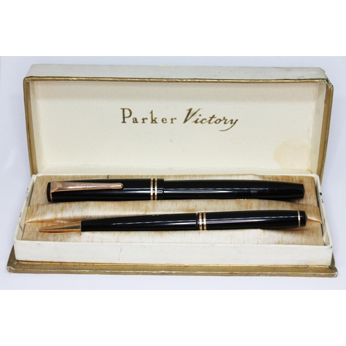 293 - A Parker Victory vintage fountain pen and propelling pencil set, the pen with 14K nib.