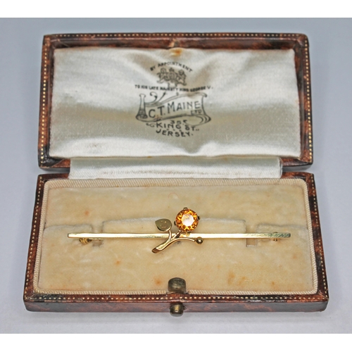 299 - A hallmarked 9ct gold bar brooch set with an orange citrine, length 52mm, gross weight 2.62g, with a... 