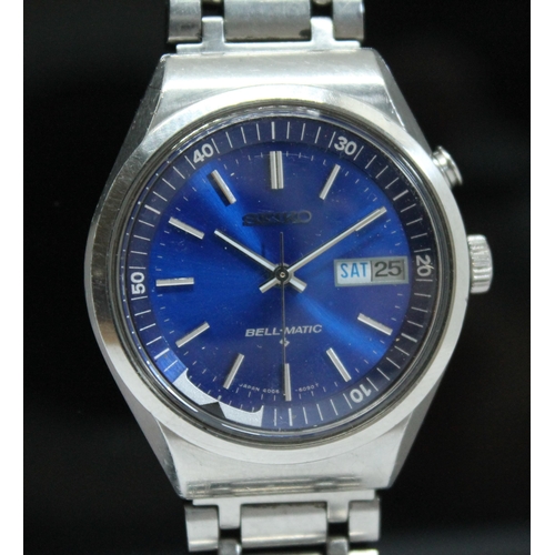 130 - A vintage stainless steel Seiko Bell-Matic automatic wristwatch 4006-6070, having signed blue dial w... 