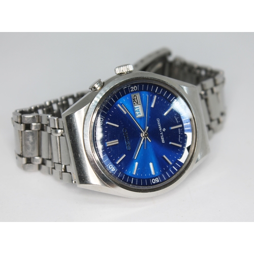 130 - A vintage stainless steel Seiko Bell-Matic automatic wristwatch 4006-6070, having signed blue dial w... 