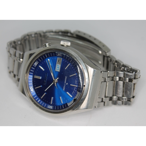 130 - A vintage stainless steel Seiko Bell-Matic automatic wristwatch 4006-6070, having signed blue dial w... 