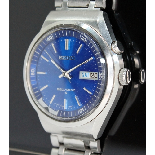 130 - A vintage stainless steel Seiko Bell-Matic automatic wristwatch 4006-6070, having signed blue dial w... 