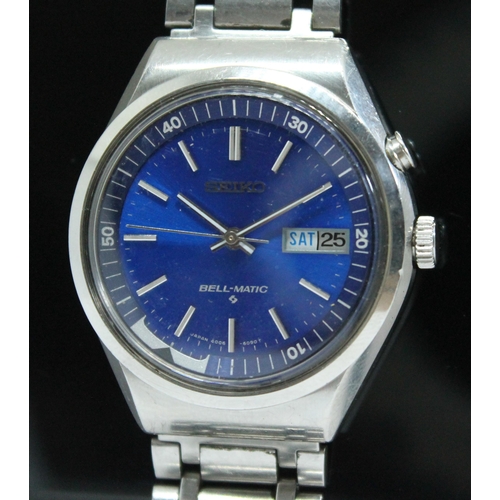 130 - A vintage stainless steel Seiko Bell-Matic automatic wristwatch 4006-6070, having signed blue dial w... 