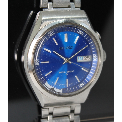 130 - A vintage stainless steel Seiko Bell-Matic automatic wristwatch 4006-6070, having signed blue dial w... 