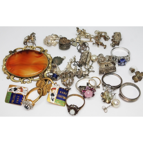 169 - Assorted jewellery comprising silver and white metal charms, a yellow metal mounted agate brooch, th... 