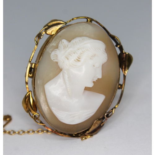 185 - An oval shell cameo brooch with Art Nouveau style mount marked '9ct', 32mm x 38mm, gross wt. 7.55g.