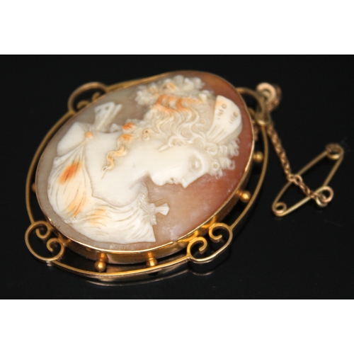 194 - An early 20th century finely carved oval shell cameo brooch, mount marked '15ct', length 46mm, gross... 