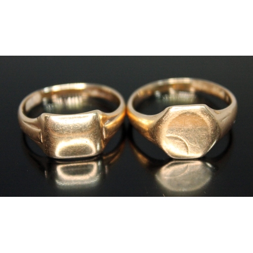 216 - Two hallmarked 9ct gold signet rings, wt. 7.36g, size R & S.