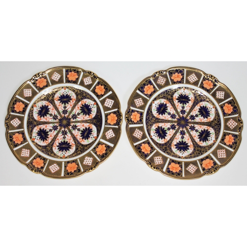 366 - A pair of Royal Crown Derby porcelain plates, diam. 23cm.