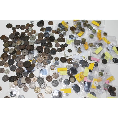 335 - A large collection of GB coins, world coins and tokens to include 36 x brass threepences various dat... 