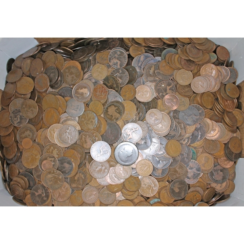 337 - A very large quantity of copper coins to include pennies, halfpennies and farthings, George III to E... 