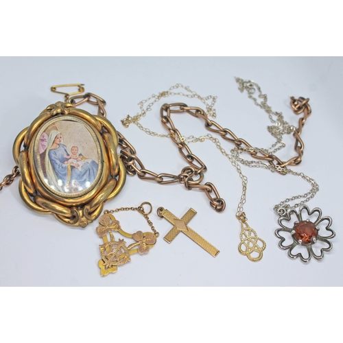 135 - Assorted jewellery comprising a yellow metal Albert chain, a yellow metal brooch, a yellow metal pen... 