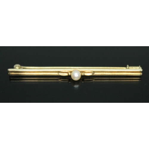 139 - A pearl bar broch marked '585', gross wt. 2.45g, length 56mm.