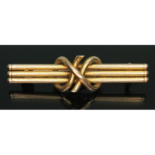 163 - A bar brooch marked '15c', length 36mm, wt. 2.33g.