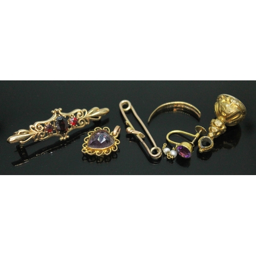 167 - A mixed lot of gold and yellow metal comprising a hallmarked 9ct gold brooch, a heart shaped amethys... 