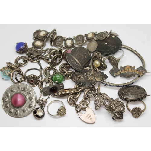 171 - A mixed lot of silver and white metal jewellery.