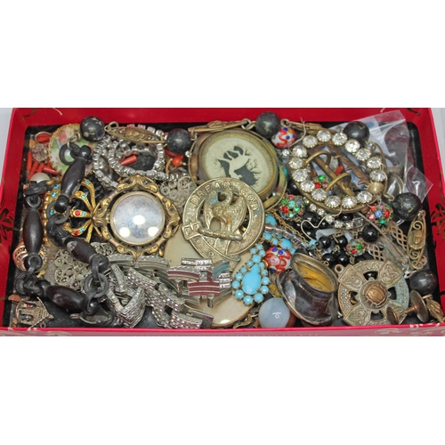 178 - A mixed lot including an Irish football medal, a Munro cap badge, a tortoiseshell chain etc.