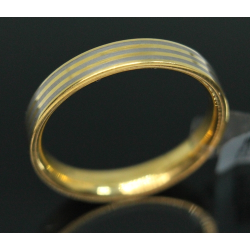 65 - A yellow metal and titanium wedding band by Feniom, inverted D-section with alternate bands to outer... 