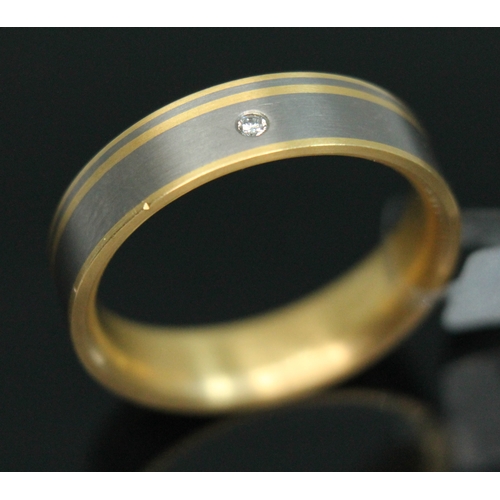 66 - A yellow metal and titanium wedding band by Feniom, inverted D-section, alternate colours to outer e... 