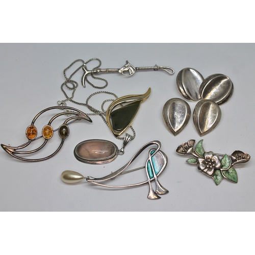 470 - A mixed lot of jewellery including an Art Nouveau style pendant with enamel and simulated pearl drop... 