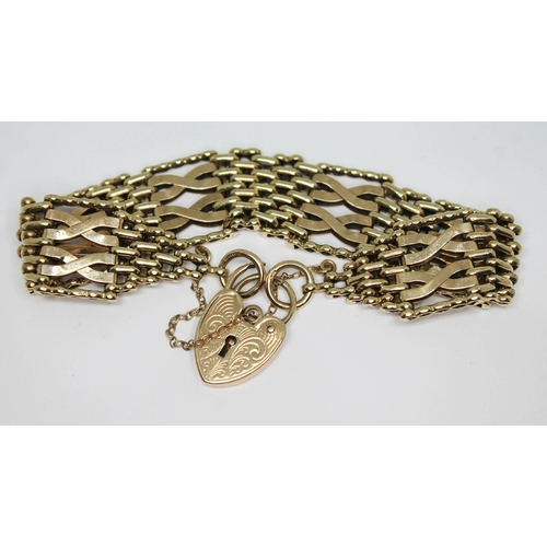 123 - A hallmarked 9ct gold gate bracelet with engraved padlock, length 17cm, weight 25.18g.