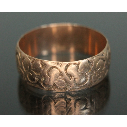 133 - A hallmarked 9ct gold wedding band engraved with clovers, weight 3.48g, size Q.