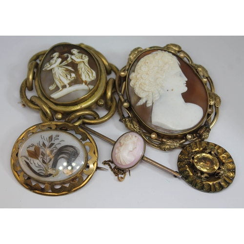 141 - Assorted Victorian yellow metal jewellery comprising three shell cameo brooches, a mourning brooch a... 