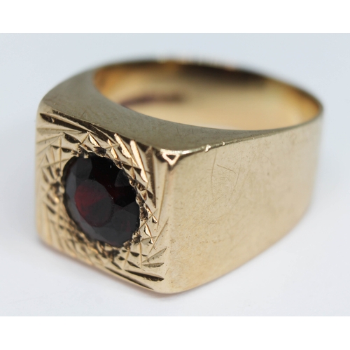 160 - A gent's hallmarked 9ct gold garnet signet ring, gross weight 8.85g, size S/T.