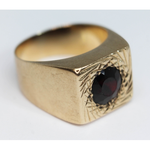 160 - A gent's hallmarked 9ct gold garnet signet ring, gross weight 8.85g, size S/T.