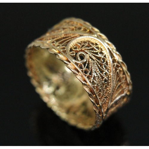 189 - A yellow metal filigree ring, weight 4.55g, size O.